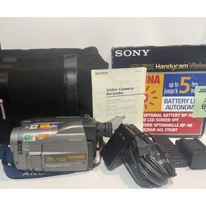 Sony Handycam Vision CCD-TRV52 Video 8 Analog 30x Digital Zoom Camcorder Bundle
